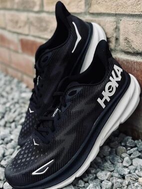 Hoka Clifton 9 Black and White Men's Athletic Running Shoes size 9 D
